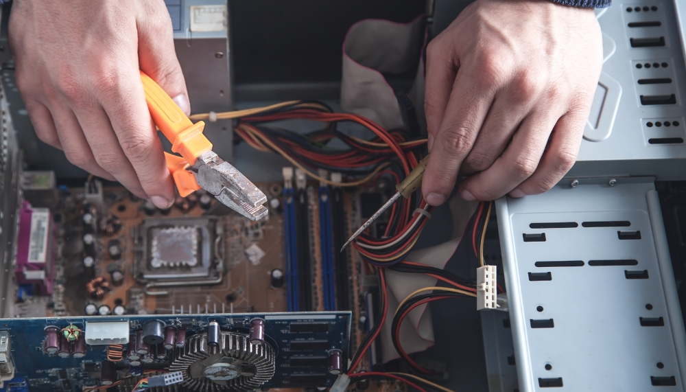 Dépannage informatique à Nice : à domicile ou en atelier, que choisir ?