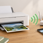 Imprimante domestique reliée symboliquement en Wi-Fi à un routeur, avec un smartphone sur le bureau