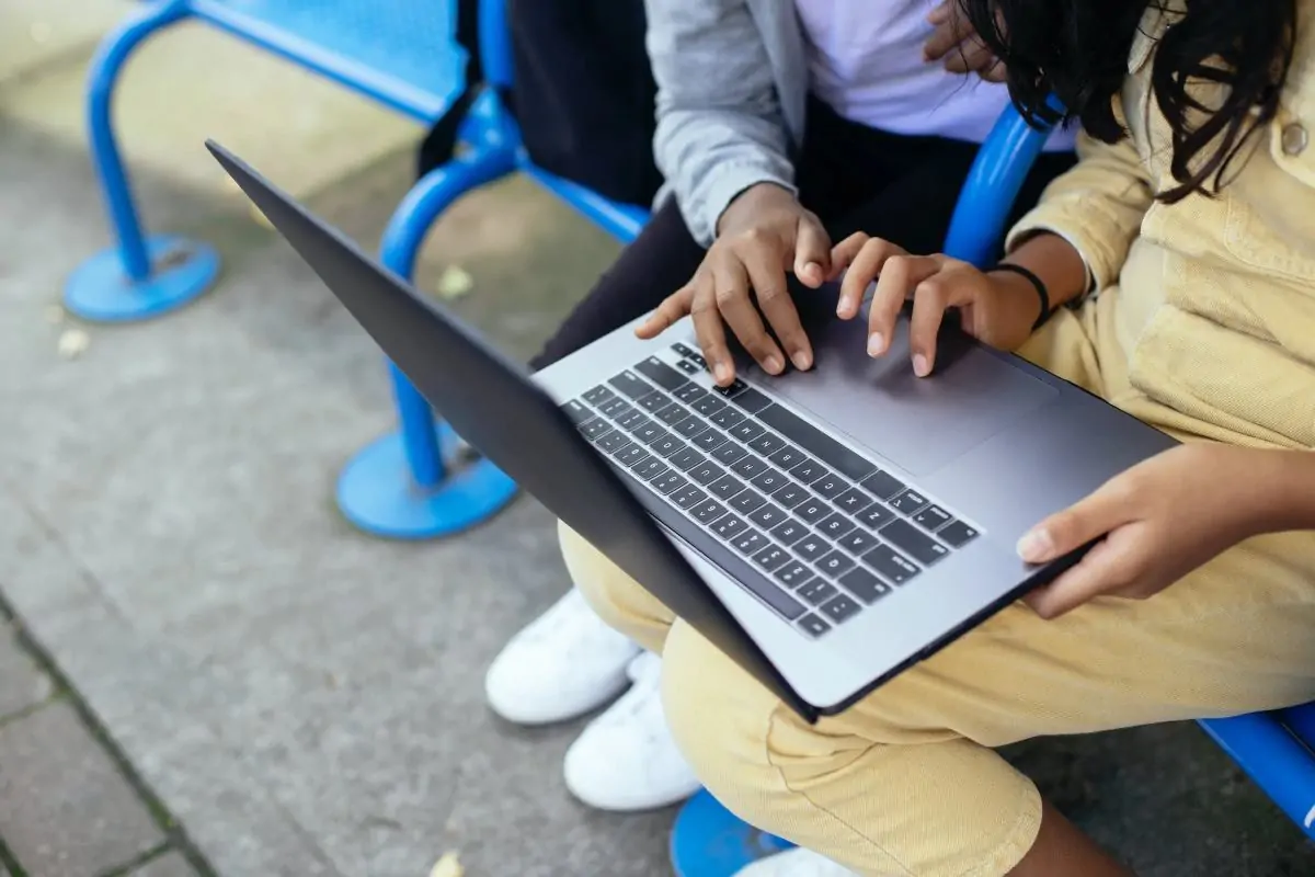 Quand j’allume mon pc portable l’écran reste noir : Que faire ?